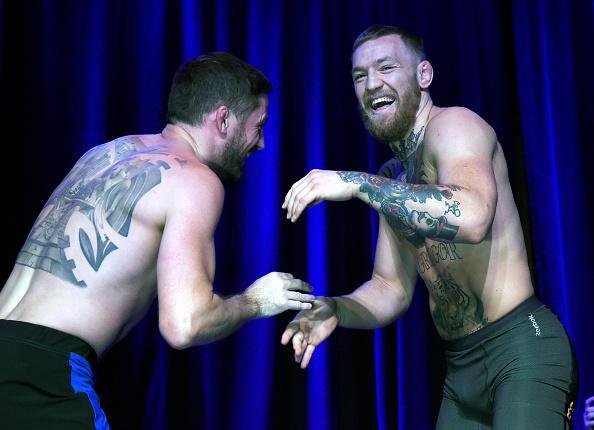 Conor McGregor treinou e interagiu com fs em Las Vegas. Astro tenta dar troco em Nate Diaz, vencedor do primeiro duelo