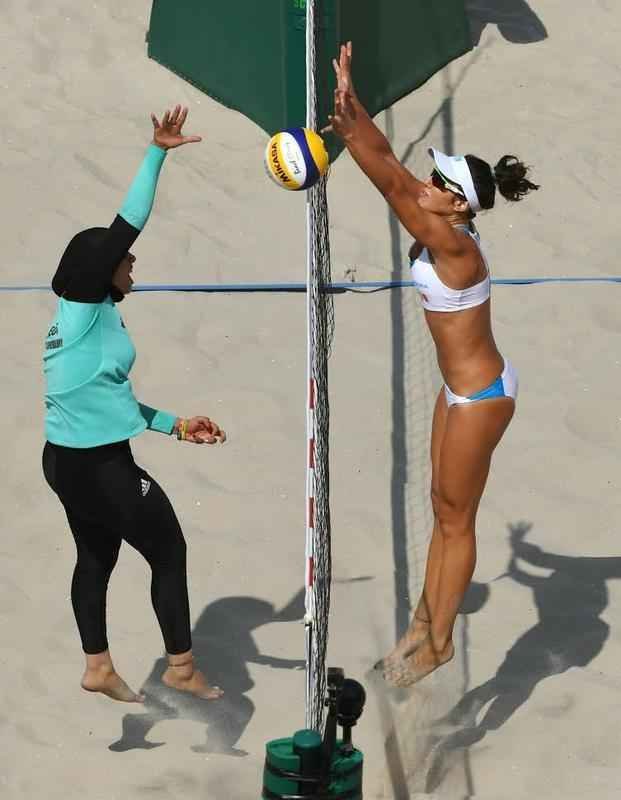 No dia 8, uma imagem chamou a ateno: o contraste de culturas apresentado na disputa entre Egito e Alemanha no vlei de praia. Enquanto a alem Kira Walkenhorst, de 25 anos, usou o biquni, a egpcia Doaa Elgobashy, de 19 anos, vestia cala e hijab (vu tradicional sobre a cabea). 
