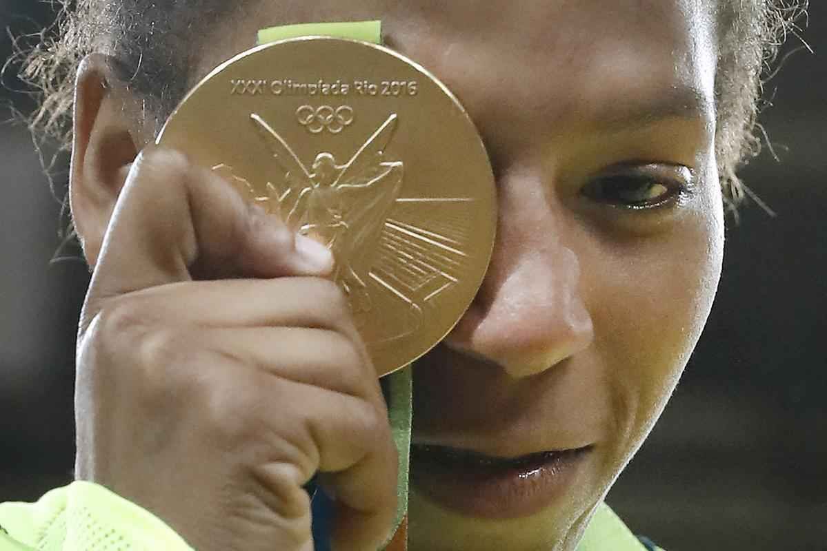 A festa pela conquista de Rafaela Silva na Arena Carioca 2, no dia 8, foi grande e emocionante, at porque a judoca  nascida no Rio de Janeiro e cresceu na Cidade de Deus, uma comunidade carente na zona oeste que fica a poucos quilmetros do Parque Olmpico. Tanto que muitos amigos e familiares estiveram no ginsio para ver a judoca da casa em ao e vibrar com cada golpe. O ouro de Rafaela foi o primeiro do Brasil nos Jogos Olmpicos do Rio de Janeiro. 
