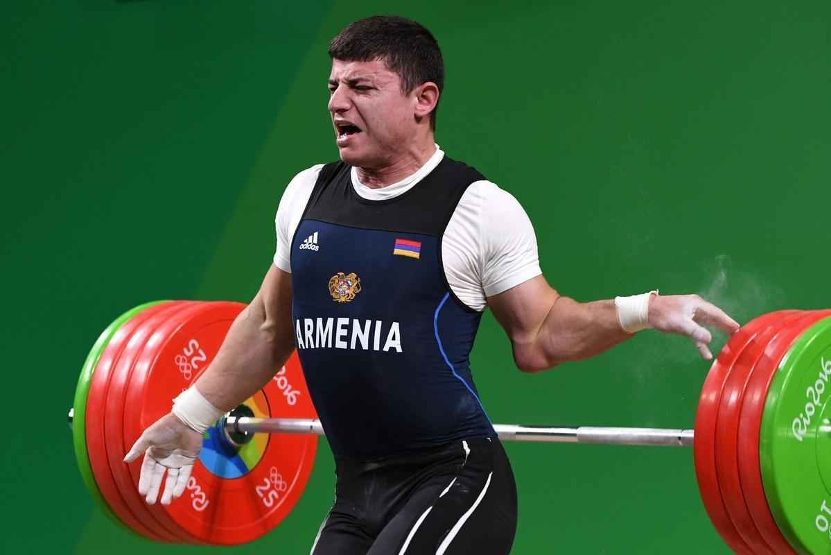 Andranik Karapetyan sofreu leso grave no levantamento de peso categoria at 77kg no dia 10. O armnio quebrou o brao esquerdo enquanto levantava 195kg. Por conta disso, ele ficou fora do restante da Olimpada. 
