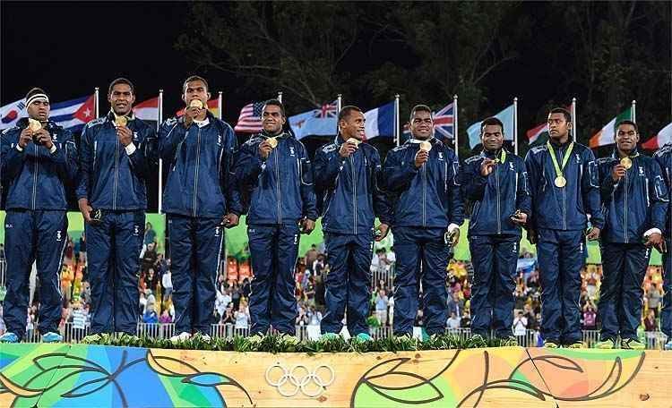 Fiji precisou esperar 60 anos at ganhar sua primeira medalha olmpica. Ela veio dourada e para colocar o nome do pas formado por cerca de 330 ilhas na histria dos Jogos Olmpicos. O ouro conquistado por Fiji no dia 11 no Estdio de Deodoro, no Rio de Janeiro, foi o primeiro entregue a uma equipe masculina de rgbi sevens na histria da Olimpada.