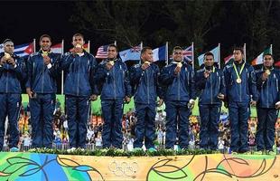 Fiji precisou esperar 60 anos até ganhar sua primeira medalha olímpica. Ela veio dourada e para colocar o nome do país formado por cerca de 330 ilhas na história dos Jogos Olímpicos. O ouro conquistado por Fiji no dia 11 no Estádio de Deodoro, no Rio de Janeiro, foi o primeiro entregue a uma equipe masculina de rúgbi sevens na história da Olimpíada.