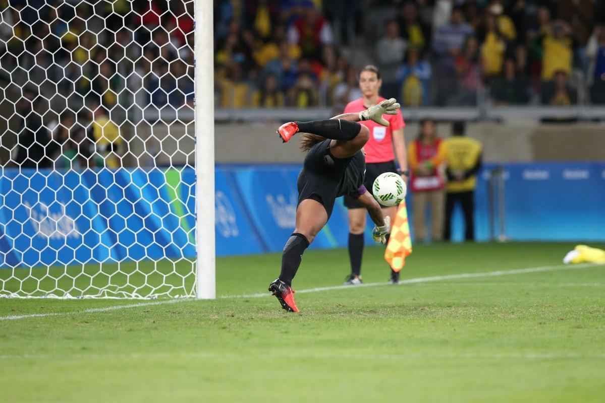 Apesar do erro de Marta, a goleira Brbara defendeu o pnalti batido por Alanna Kennedy e deu continuao  disputa. A Seleo Brasileira venceu por 7x3 e avanou s semifinais. Porm, acabou perdendo para a Sucia, nos pnaltis, no Maracan, e deu adeus ao ouro. 
