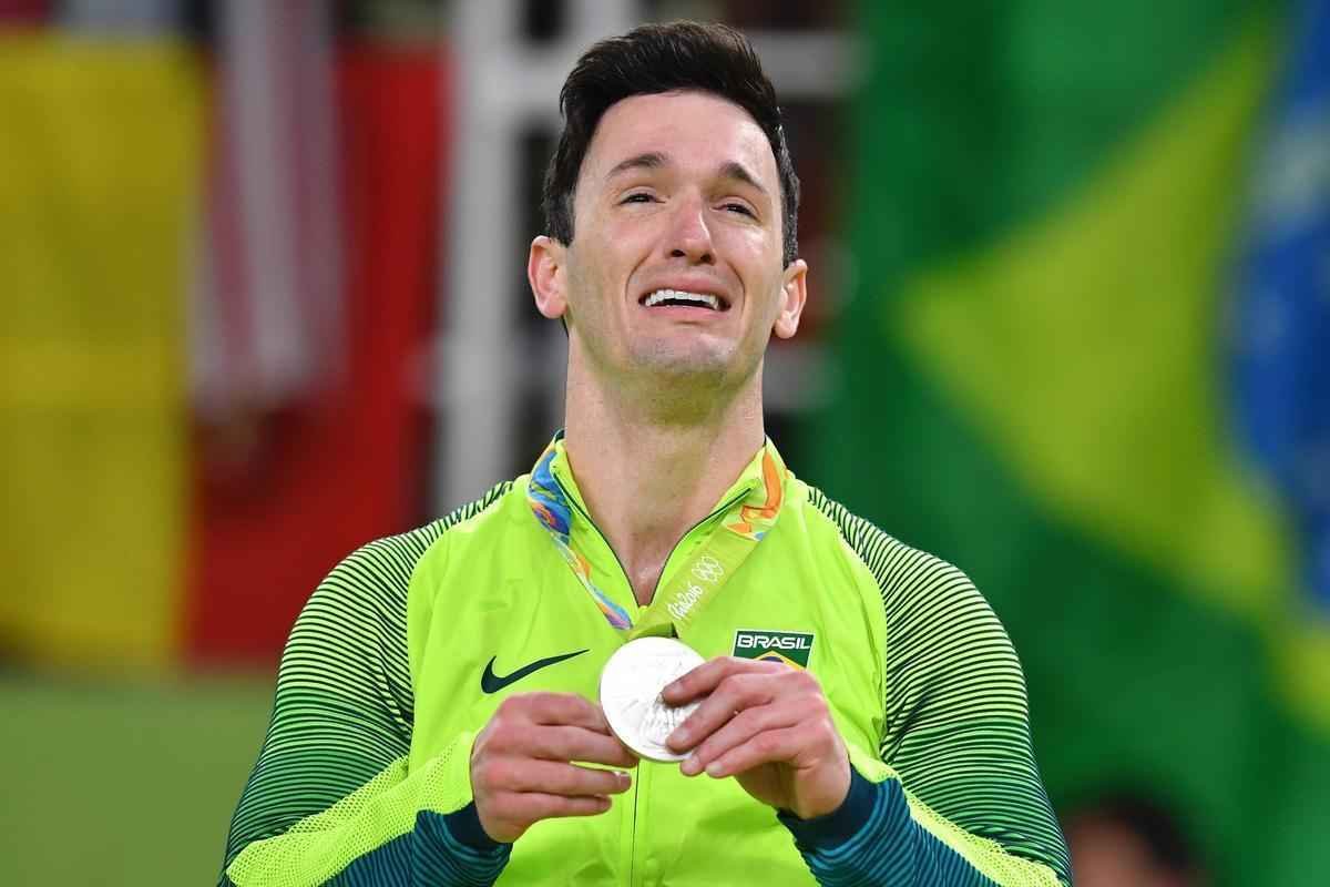 Diego Hypolito e Arthur Nory conquistaram no dia 14, as primeiras medalhas do Brasil na histria da prova de solo em Jogos Olmpicos. Hypolito carregou o rtulo de favorito  medalha nas duas ltimas Olimpadas: em Pequim'2008 e Londres'2012. No entanto, duas quedas, a primeira na final e a segunda ainda na fase de classificao, tiraram as chances do brasileiro. Aps a conquista no Rio de Janeiro, o ginasta ficou muito emocionado: 'Na primeira Olimpada cai de bunda. Na segunda, cai de cara. Nessa cai de p', disse. 
