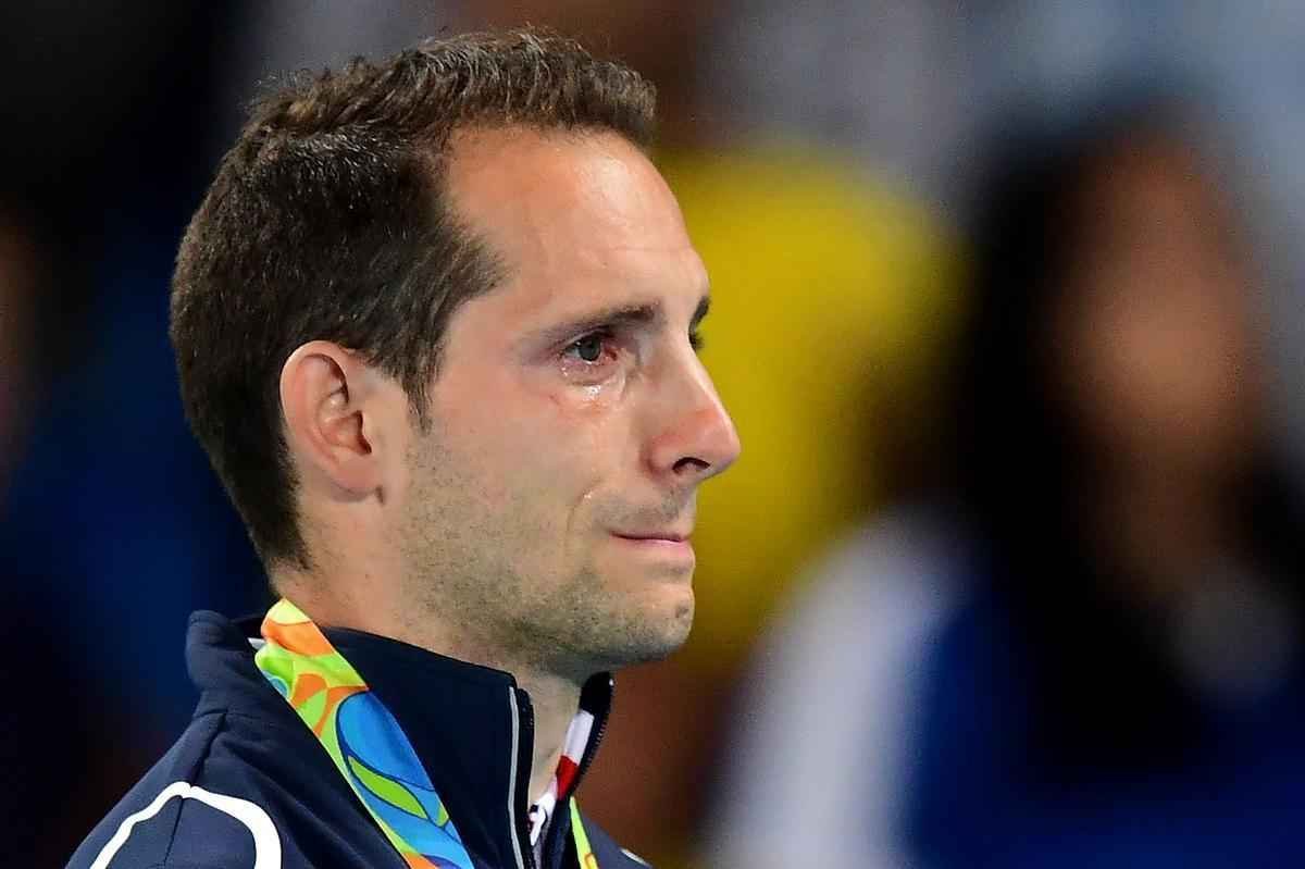 O Francs Renaud Lavillenie, que perdeu a disputa pelo ouro para Thiago Braz, no dia 15, no salto com vara, no gostou da reao da torcida do pas. Os torcedores presentes no Estdio Engenho vaiaram o atleta no momento do salto. Insatisfeito, Lavillenie fez o sinal de negativo antes de fazer a prova e aps a derrota, comparou os brasileiros com nazistas. No pdio, o francs estava desolado e foi novamente vaiado. Ele chorou durante a execuo dos hinos nacionais. 
