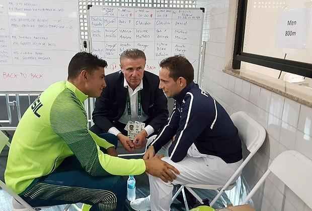 Aps lgrimas do francs, o lendrio ex-atleta ucraniano, Sergei Bubka, convidou Thiago Braz e Lavillenie para uma conversa de 'reconciliao' nos bastidores - ele afirma ter sentido a necessidade de exercer um papel na histria aps ver os atletas 'se perdendo' nos comentrios a respeito das reclamaes do saltador francs.
