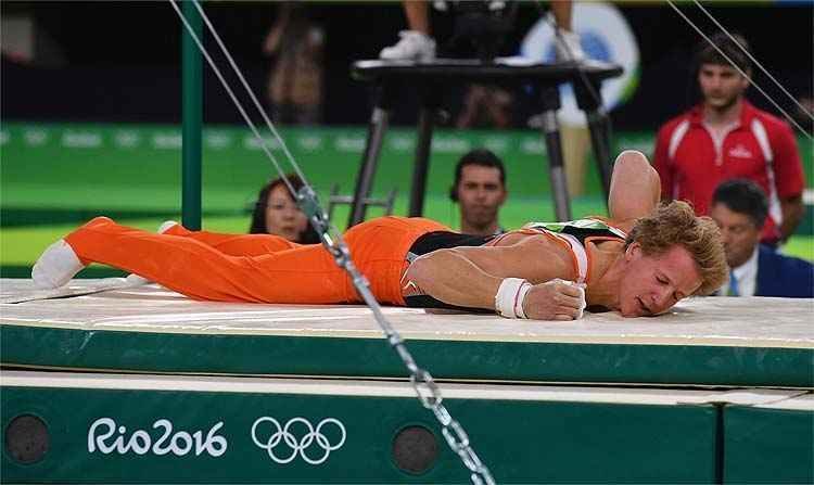 Campeo olmpico da barra fixa em Londres'2012, o holands Epke Zonderland , caiu 'de cara' no dia 16. Num de seus primeiros movimentos, o holands voou, mas no conseguiu segurar a barra novamente. A impressionante queda causou apreenso no pblico, uma vez que o ginasta passou alguns segundos sem se mover. Recuperado, ele seguiu a regra que o obriga a encerrar a rotina. Com nota 14.033, ficou muito distante de mais um pdio olmpico.

