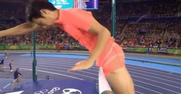 Hiroki Ogita tentava passar os 5,30m no salto com vara no dia 16 e acabou  sendo eliminado. No entanto, o que chamou a ateno foi a forma como isso ocorreu. Em um primeiro momento, ele encostou a perna no salto, que aparentemente no cairia, mas  ai que algo acontece: o pnis do atleta bate na barra, que acaba caindo. No momento do infortnio, ele tentava passar os 5,30m. O japons ainda superou a altura de 5,45m, mas em 5,60m Ogita foi eliminado dos Jogos do Rio de Janeiro. 
