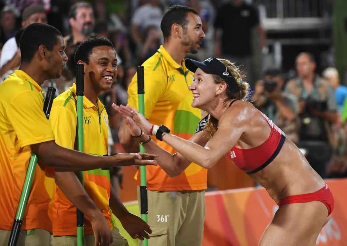 Logo depois de conquistar a medalha de bronze, no dia 17, Walsh fez questo de cumprimentar, um a um, todos os voluntrios que passam o rodo na quadra montada na areia de Copacabana. O gesto foi repetido pela norte-americana em todos os jogos, inclusive quando foi derrotada pelas brasileiras gatha e Brbara Seixas.
