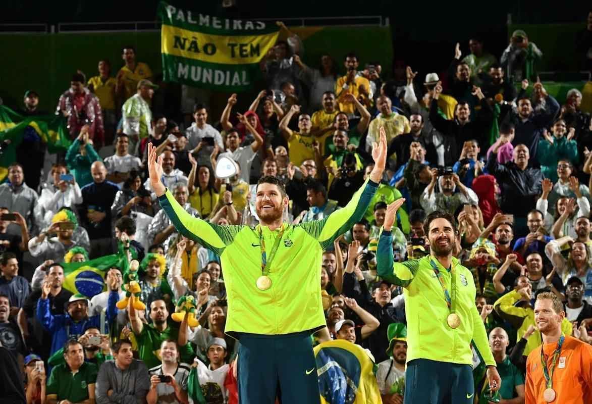 O Brasil conquistou sua quinta medalha de ouro nos Jogos Olmpicos do Rio de Janeiro na noite do dia 18. Na deciso do torneio de vlei de praia, Alison e Bruno Schmidt venceram os italianos Paolo Nicolai e Daniele Lupo por 2 sets a 0, com parciais de 21/19 e 21/17.
