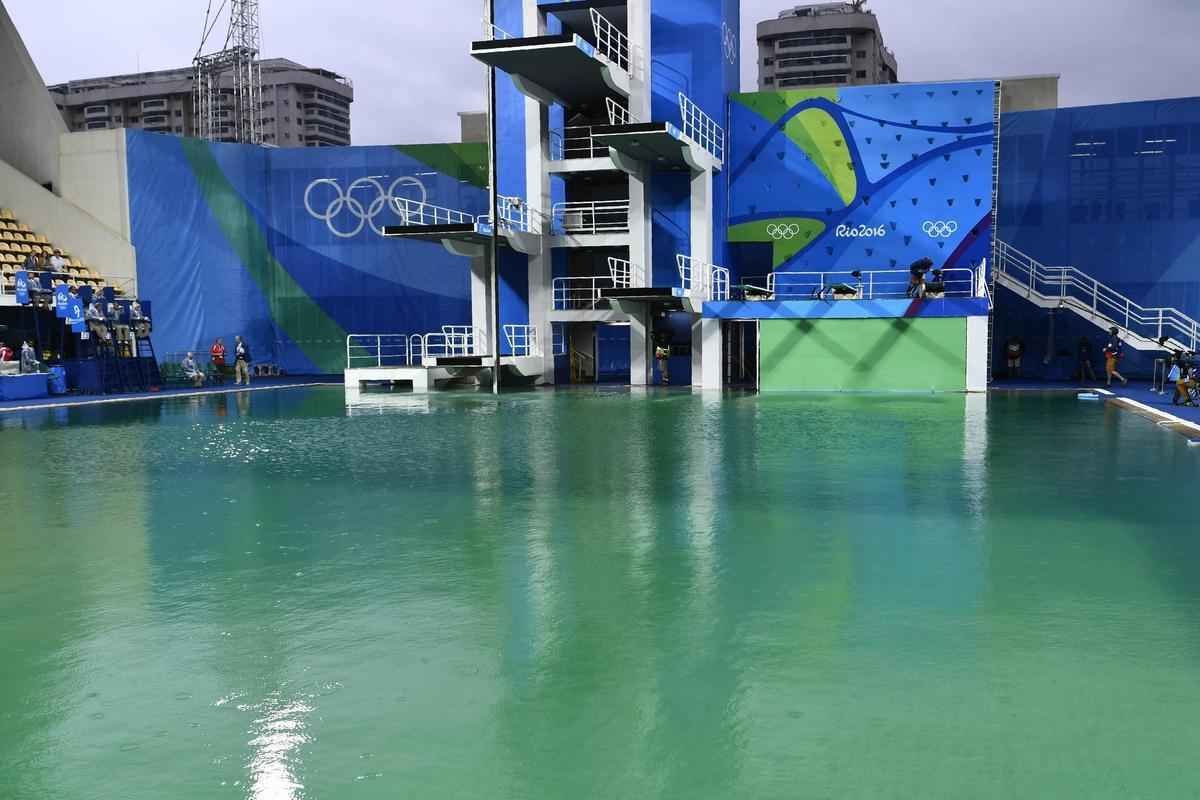 Os organizadores dos Jogos Olmpicos admitiram as falhas no tratamento da gua das piscinas do Maria Lenk, que ganharam uma cor esverdeada. Segundo o diretor de comunicao do Comit Rio2016, Mario Andrada, houve uma queda no nvel de alcalinidade da gua, levando-a a ganhar uma nova cor

