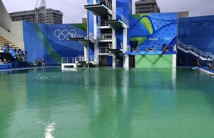 Os organizadores dos Jogos Olímpicos admitiram as falhas no tratamento da água das piscinas do Maria Lenk, que ganharam uma cor esverdeada. Segundo o diretor de comunicação do Comitê Rio2016, Mario Andrada, houve uma queda no nível de alcalinidade da água, levando-a a ganhar uma nova cor

