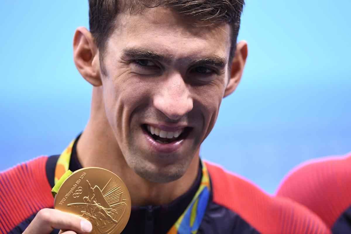 Michael Phelps deixou o Estdio Aqutico na noite do dia 14 com sua 28 e ltima medalha olmpica da histria. A lenda das piscinas encerrou sua trajetria em Olimpadas. S no Rio de Janeiro foram cinco de ouro para o maior medalhista olmpico de todos os tempos, que tem 23 medalhas de ouro, alm de trs pratas e dois bronzes. 
