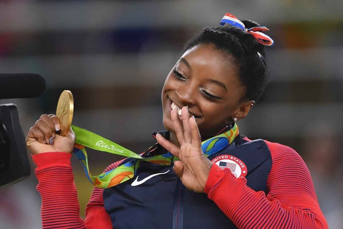 Os quatro ouros de Simone Biles (por equipes, individual geral, salto e solo) na Rio'2016 consolidam o nome da americana, de apenas 19 anos, ao lado das maiores da histria no esporte. Antes dela, apenas duas ginastas haviam conquistado quatro medalhas de ouro em uma mesma edio dos Jogos Olmpicos.
