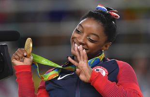 Os quatro ouros de Simone Biles (por equipes, individual geral, salto e solo) na Rio'2016 consolidam o nome da americana, de apenas 19 anos, ao lado das maiores da história no esporte. Antes dela, apenas duas ginastas haviam conquistado quatro medalhas de ouro em uma mesma edição dos Jogos Olímpicos.
