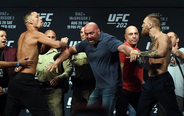 Pesagem oficial do UFC 202, em Las Vegas - Dana White tenta separar Nate Diaz e Conor McGregor