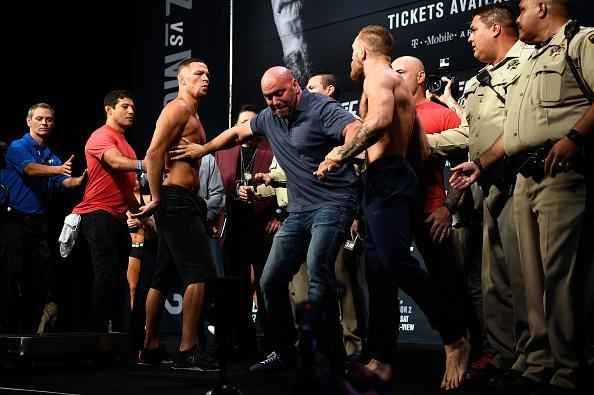 Pesagem oficial do UFC 202, em Las Vegas - Encarada nervosa entre Nate Diaz e McGregor