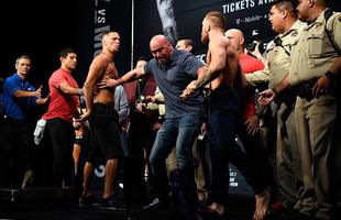 Pesagem oficial do UFC 202, em Las Vegas - Encarada nervosa entre Nate Diaz e McGregor