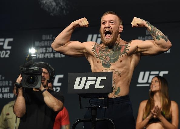 Pesagem oficial do UFC 202, em Las Vegas - Conor McGregor vibra na balana