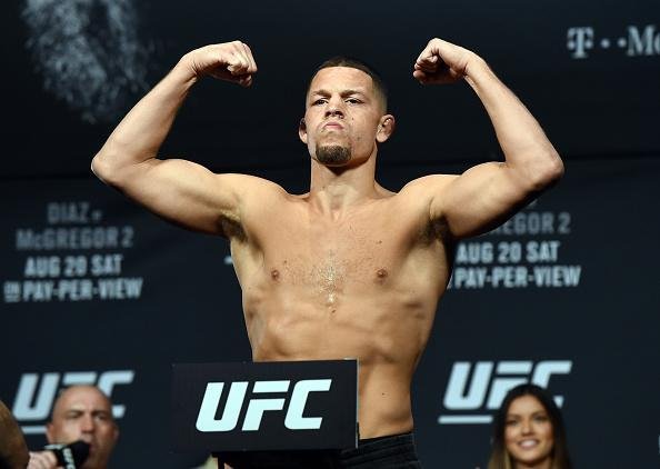 Pesagem oficial do UFC 202, em Las Vegas - Nate Diaz e a tradicional pose na balana