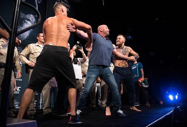 Pesagem oficial do UFC 202, em Las Vegas - Dana White separa Nate e McGregor na encarada