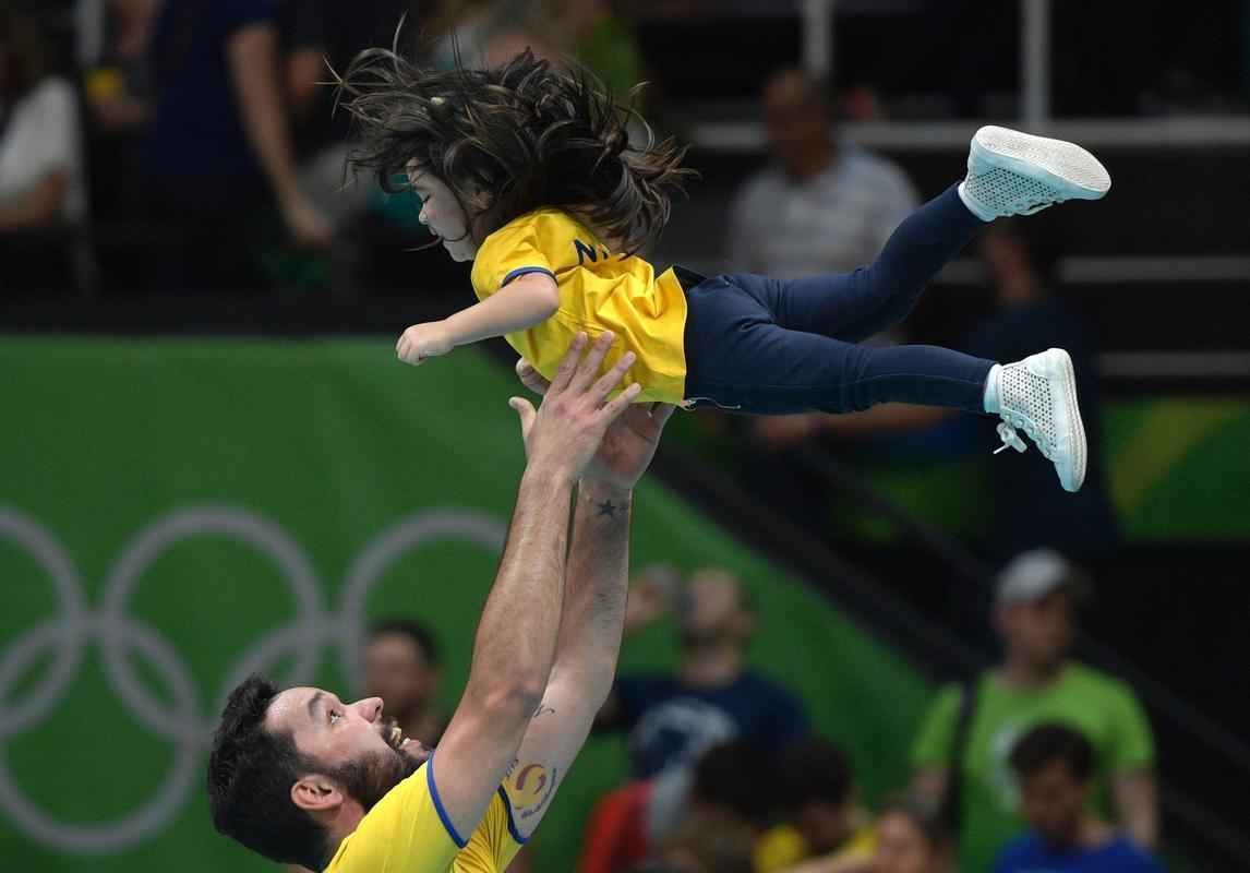 Brasil tem grande atuao e bate a Rssia por 3 sets a 0 no Maracanzinho lotado
