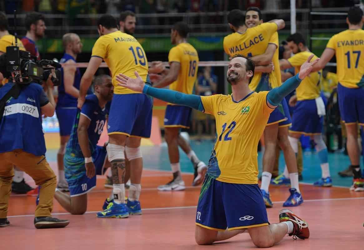 Brasil tem grande atuao e bate a Rssia por 3 sets a 0 no Maracanzinho lotado