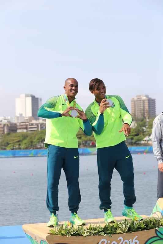 Aps subirem ao pdio, Isaquias e Erlon comemoraram medalha de prata com a torcida e familiares
