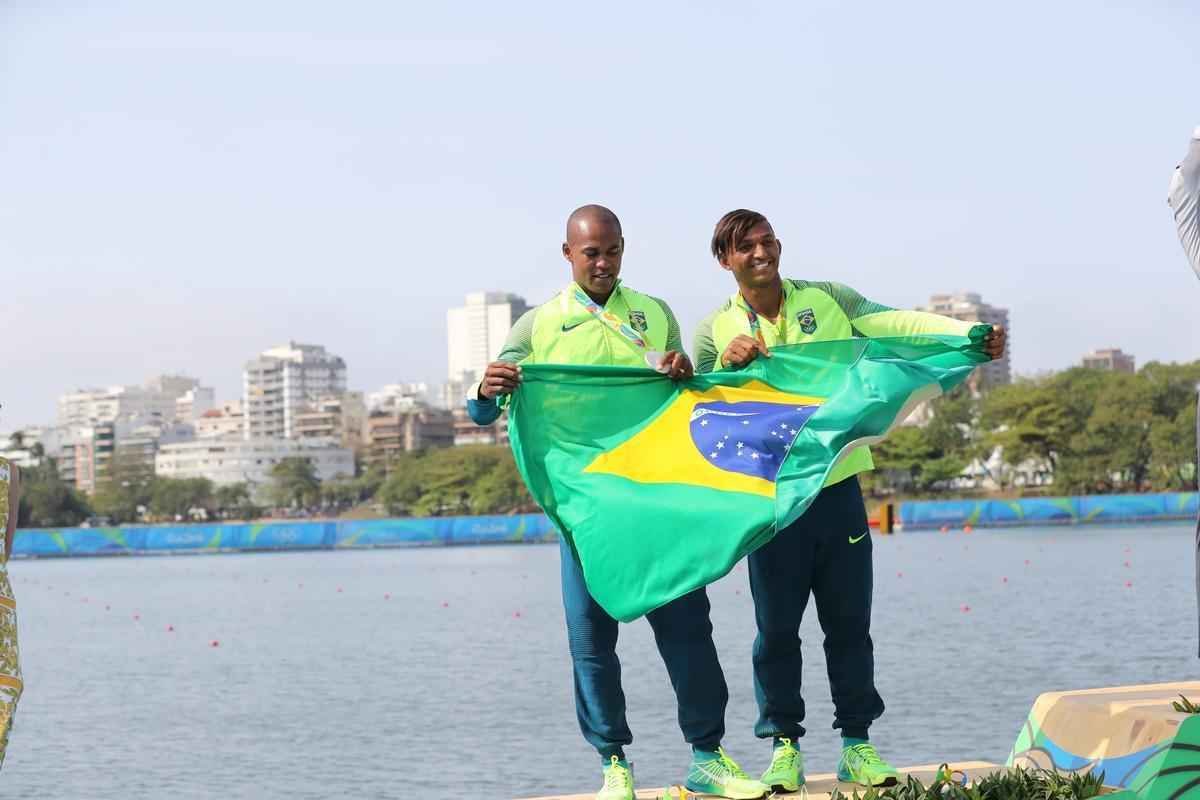 Aps subirem ao pdio, Isaquias e Erlon comemoraram medalha de prata com a torcida e familiares