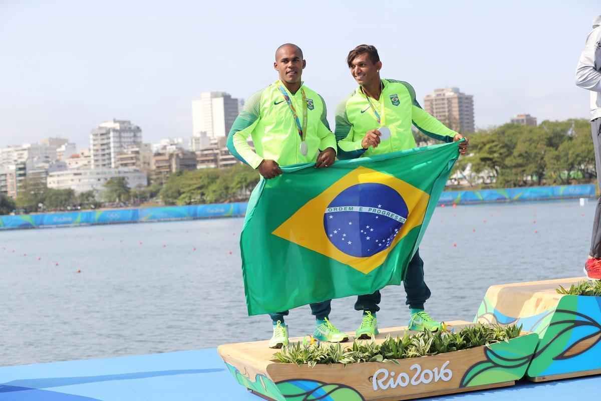 Aps subirem ao pdio, Isaquias e Erlon comemoraram medalha de prata com a torcida e familiares