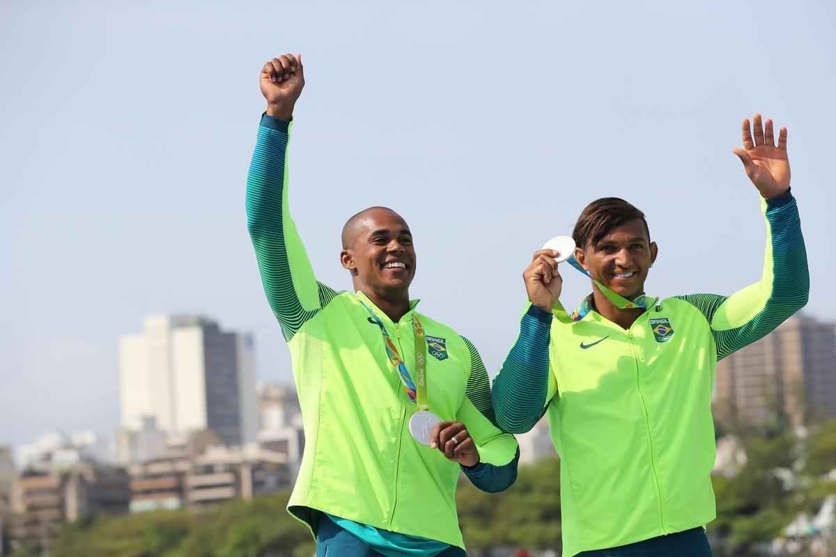 Aps subirem ao pdio, Isaquias e Erlon comemoraram medalha de prata com a torcida e familiares