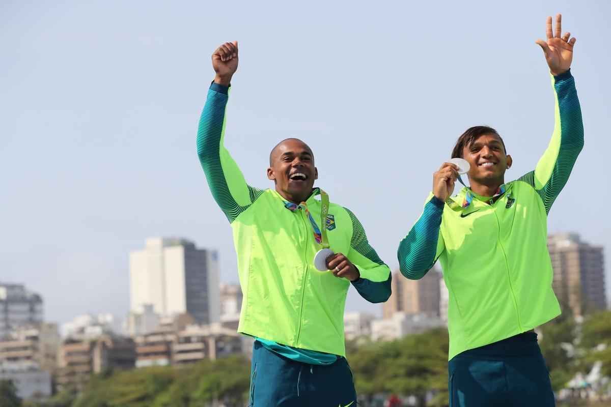 Aps subirem ao pdio, Isaquias e Erlon comemoraram medalha de prata com a torcida e familiares