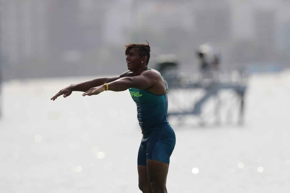 Aps subirem ao pdio, Isaquias e Erlon comemoraram medalha de prata com a torcida e familiares