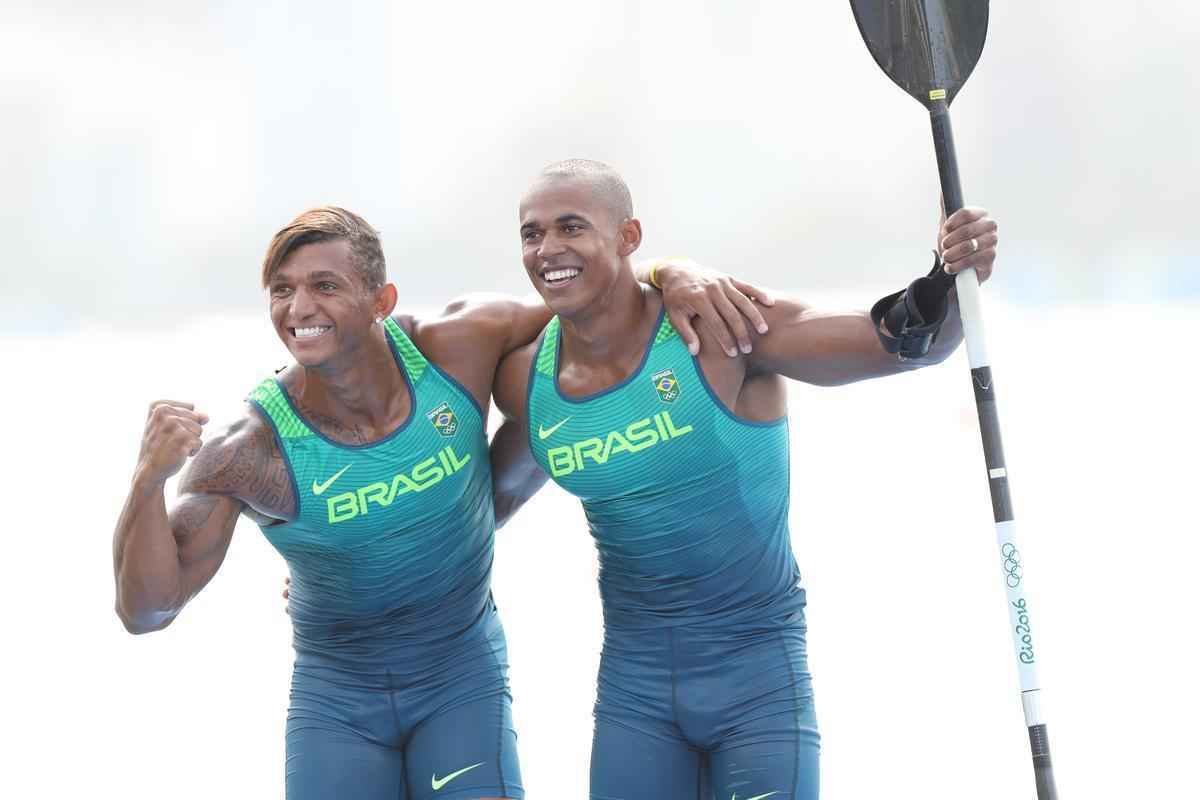 Aps subirem ao pdio, Isaquias e Erlon comemoraram medalha de prata com a torcida e familiares