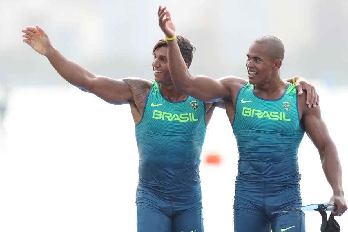 Aps subirem ao pdio, Isaquias e Erlon comemoraram medalha de prata com a torcida e familiares