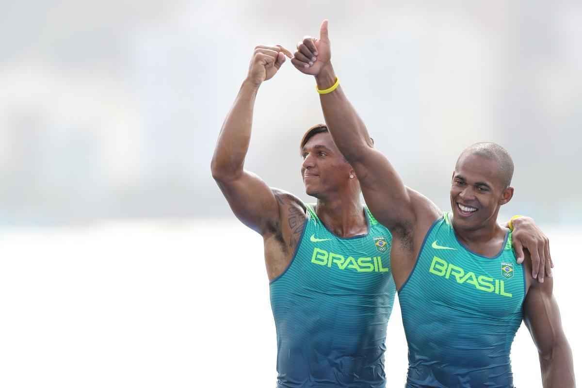 Aps subirem ao pdio, Isaquias e Erlon comemoraram medalha de prata com a torcida e familiares