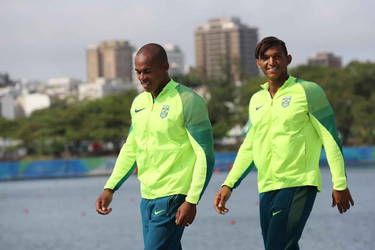 Aps subirem ao pdio, Isaquias e Erlon comemoraram medalha de prata com a torcida e familiares