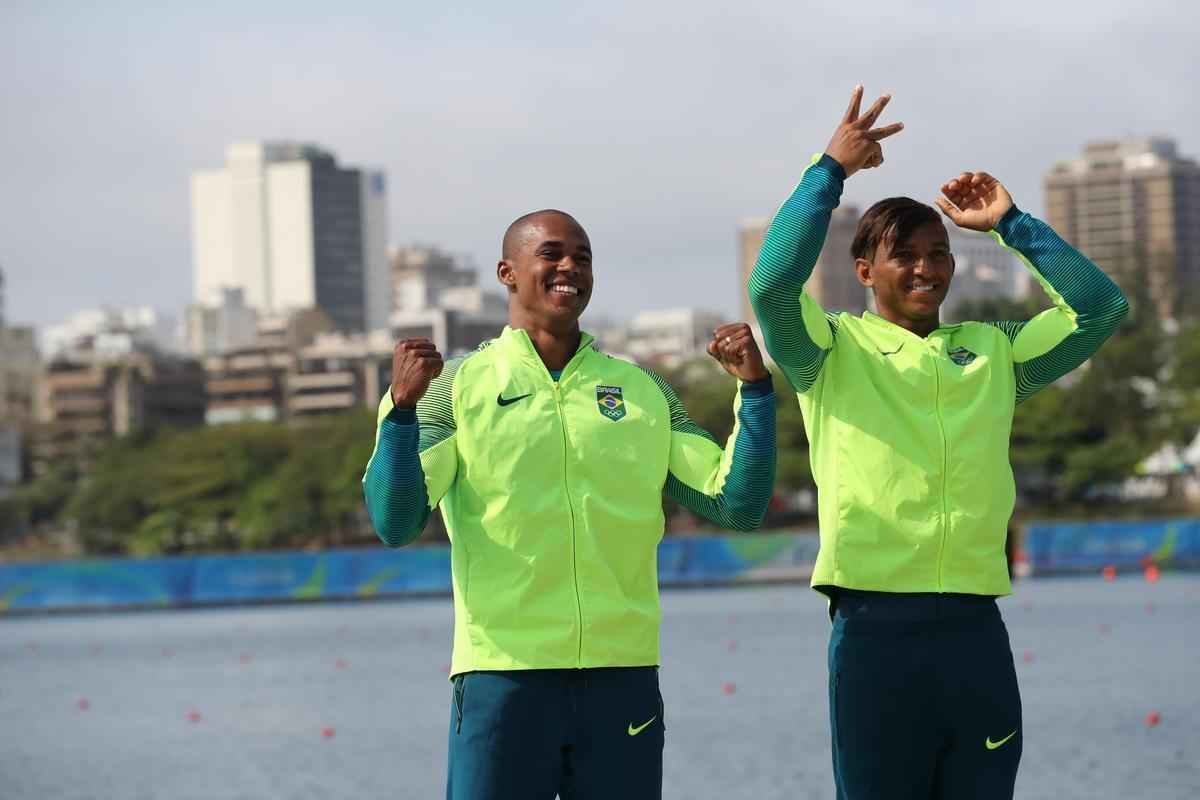 Aps subirem ao pdio, Isaquias e Erlon comemoraram medalha de prata com a torcida e familiares