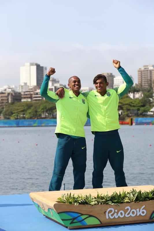 Aps subirem ao pdio, Isaquias e Erlon comemoraram medalha de prata com a torcida e familiares