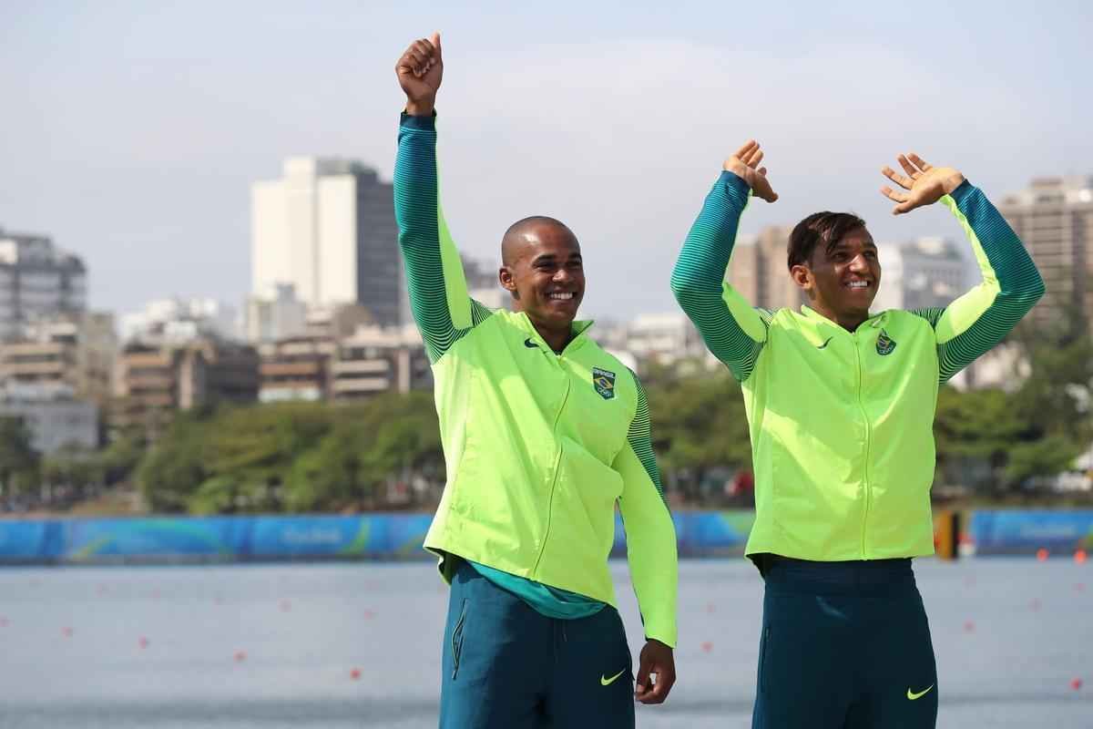 Aps subirem ao pdio, Isaquias e Erlon comemoraram medalha de prata com a torcida e familiares