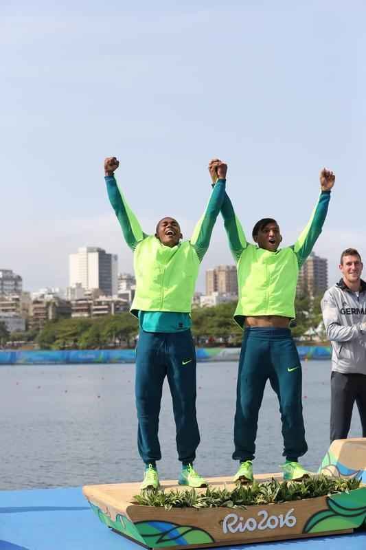 Aps subirem ao pdio, Isaquias e Erlon comemoraram medalha de prata com a torcida e familiares