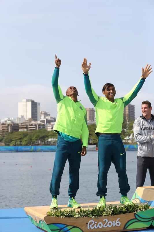 Aps subirem ao pdio, Isaquias e Erlon comemoraram medalha de prata com a torcida e familiares