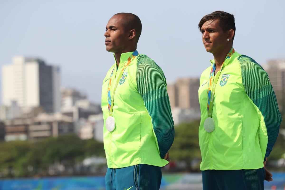 Aps subirem ao pdio, Isaquias e Erlon comemoraram medalha de prata com a torcida e familiares