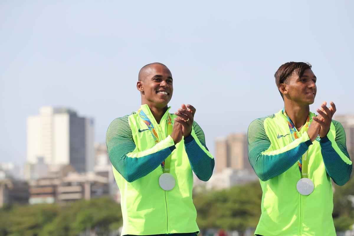 Aps subirem ao pdio, Isaquias e Erlon comemoraram medalha de prata com a torcida e familiares