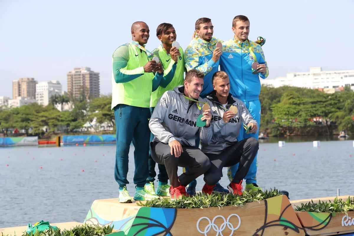 Aps subirem ao pdio, Isaquias e Erlon comemoraram medalha de prata com a torcida e familiares