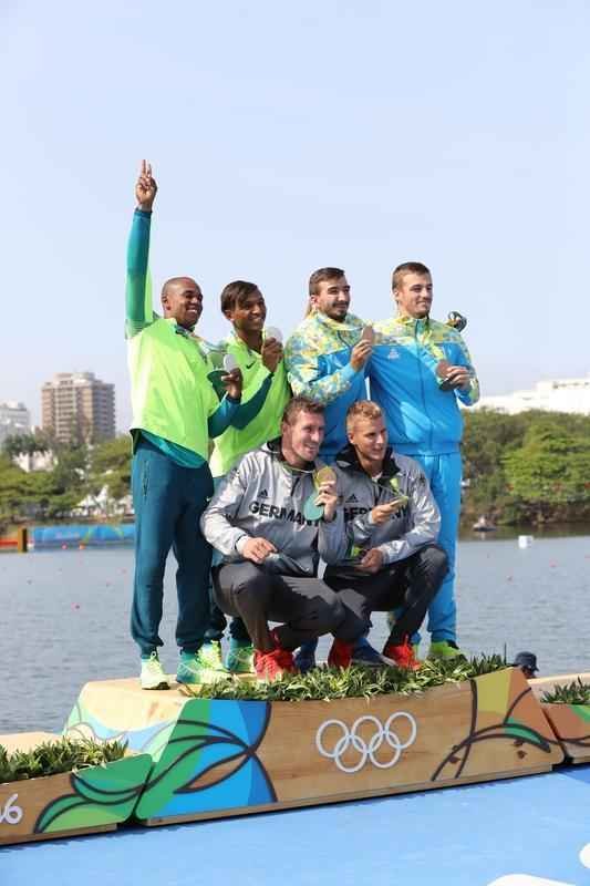 Aps subirem ao pdio, Isaquias e Erlon comemoraram medalha de prata com a torcida e familiares
