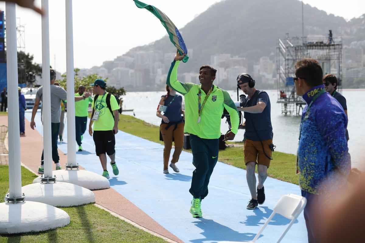 Aps subirem ao pdio, Isaquias e Erlon comemoraram medalha de prata com a torcida e familiares