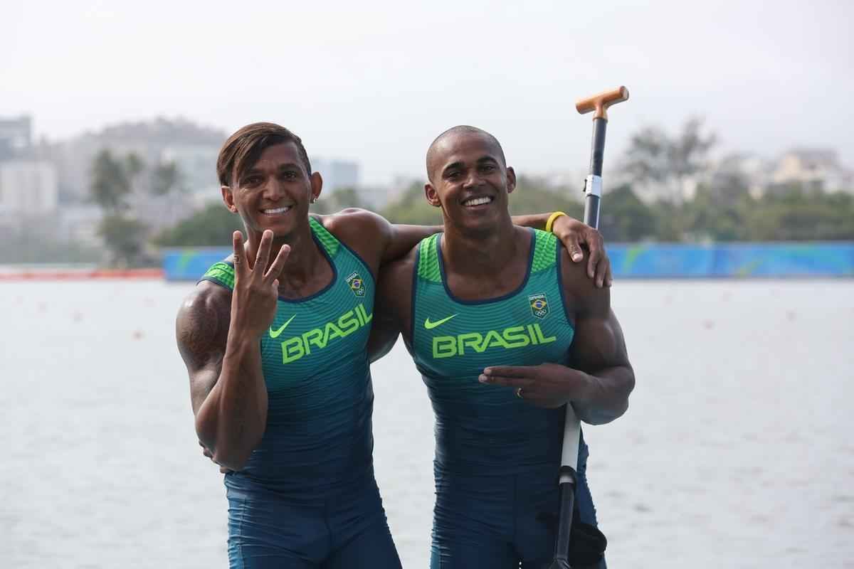 Aps subirem ao pdio, Isaquias e Erlon comemoraram medalha de prata com a torcida e familiares