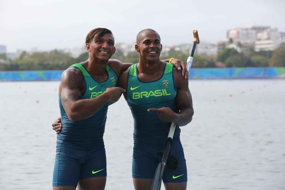 Aps subirem ao pdio, Isaquias e Erlon comemoraram medalha de prata com a torcida e familiares