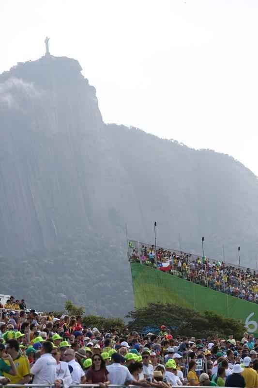 Aps subirem ao pdio, Isaquias e Erlon comemoraram medalha de prata com a torcida e familiares